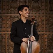 Soy Rafa Mgueraman, violonchelista licenciado con formación clásica y experiencia en orquestas profesionales, escenarios y eventos